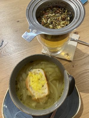 Zwiebelsuppe und Gin Lofer Tee  at Green Leaf Cafe in Erding