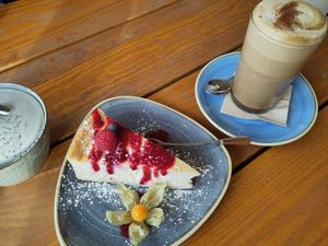 Käsekuchen und Chai Latte at Green Leaf Cafe in Erding