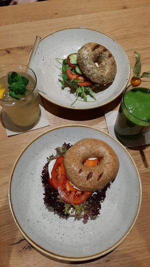 Limo, Mediterraner Bagel (oben), Smoked Bagel (unten), Green Power Smoothie at Green Leaf Cafe in Erding