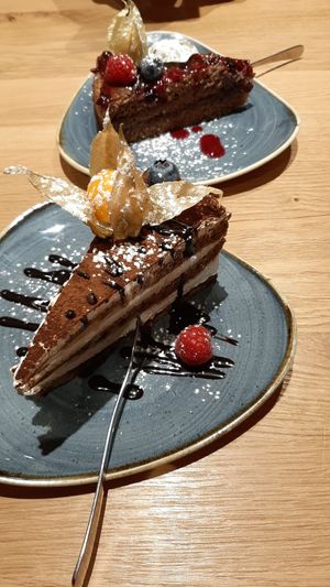 Züricher Buchweizentorte (oben), Tiramisu Torte (unten) at Green Leaf Cafe in Erding