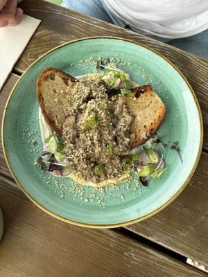 Gebratene Pilze auf Öko-Sauerteig Brot  at Green Leaf Cafe in Erding
