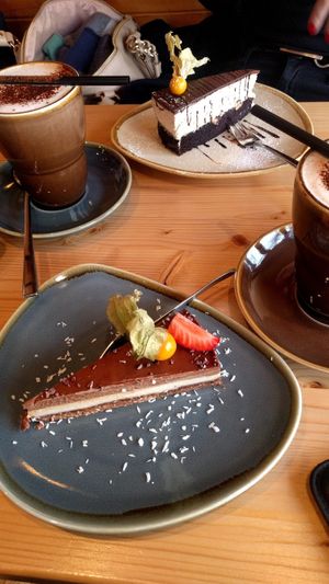 Snickerstorte und raw cake at Green Leaf Cafe in Erding