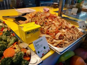 noodle dish to go at Mr Clou - Hauptbahnhof in Frankfurt