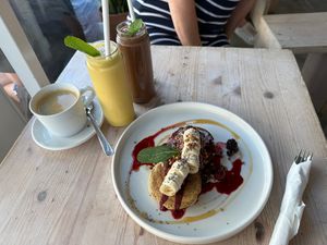 Great brunch/breakfast! 

Visiting twice in 3 days!

Everything is vegan except and egg and feta dish. I had matcha pancakes on both occasions, with a smoothie and coffee! 
 at Greentrees The Juicery - Lorettostrasse in Dusseldorf