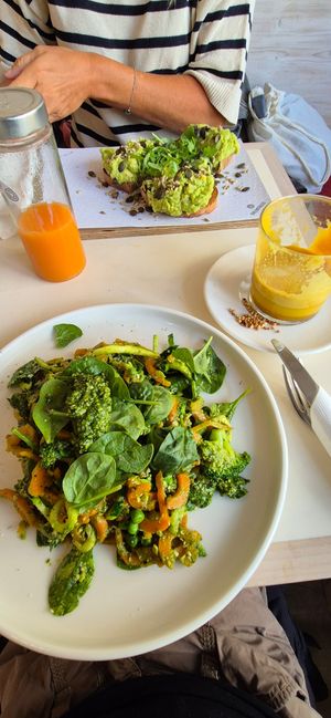 Green bowl, avocado bread kurkuma latte and a carot juice at Greentrees The Juicery - Lorettostrasse in Dusseldorf