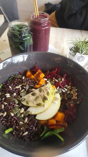 Aussie salad bowl, moroccan nights tea, german style acai smoothie at Greentrees The Juicery - Lorettostrasse in Dusseldorf