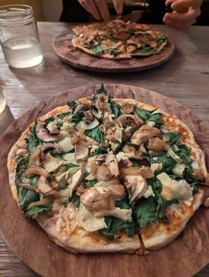 'make your own' pizza, with vegan cheese and lots of veg options at La Matatena Pizzeria in Oaxaca