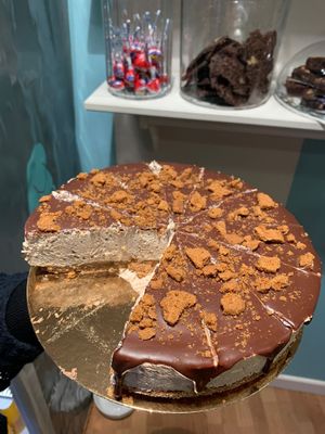 Cheesecake of lotus and double layers of chocolate. at Alice in Wonder Pie in Santiago De Compostela