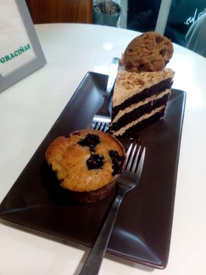 Tarta y muffin vegan at Alice in Wonder Pie in Santiago De Compostela