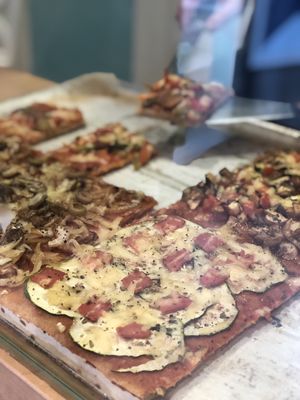 ¡Pizza casera con queso y carne veganos! at Alice in Wonder Pie in Santiago De Compostela