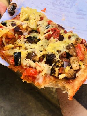 Pizza vegana con queso, champiñones y verduras. at Alice in Wonder Pie in Santiago De Compostela