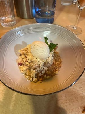 Crumble de mazá at Hervor e Fervor in Santiago De Compostela