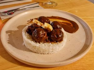 Albondigas Hoisin con arroz e raiz de flor de loto. at Hervor e Fervor in Santiago De Compostela