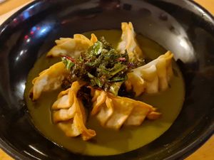 Gyozas con crema de verduras e crocantes at Hervor e Fervor in Santiago De Compostela