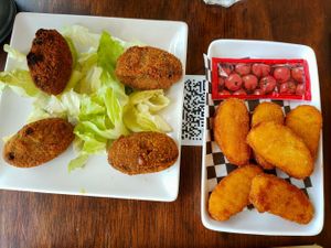 Vegan croquetas and nuggets at No T'ho Perdis in Tossa De Mar