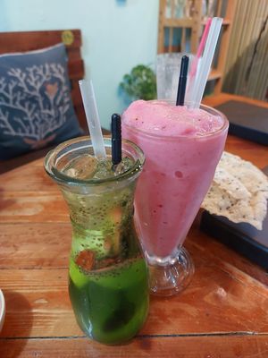 Strawberry smothie and apple cinnamon chia seeds tea  #Veganuary at Ans Vegetarian Cuisine  in Da Nang