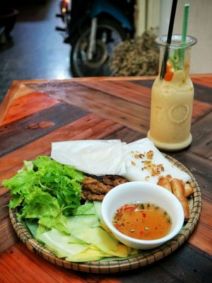 Ricecakes and DIY ricepaper rolls with mock meat and tofu. With a mango smoothie at Ans Vegetarian Cuisine  in Da Nang