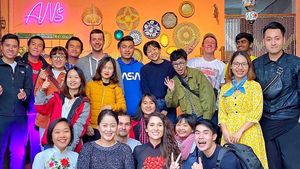 Nas Daily & Dear Alyne team recording video at Ans at Ans Vegetarian Cuisine  in Da Nang