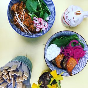 Veggie Bowls! Le premier est Vegan: Légumes à l'asiatique (Peanut butter et herbes fraîches) le deuxième est Veggie (aubergines et patates douces rôties, yaourt à la grecque au wasabi et pickles d'oignons rouges) at Le Stand in Paris