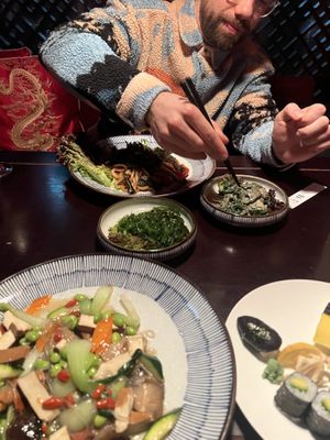 Miso-Udon noodles, spinach with sesame paste, wakame salad, sushi selection and 8 Schätze Buddhas with rice #Veganuary at Shanghai Tan in Vienna
