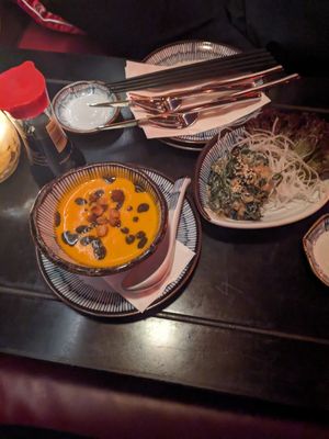 Kürbiscremesuppe & Babyspinat in Sesampaste at Shanghai Tan in Vienna