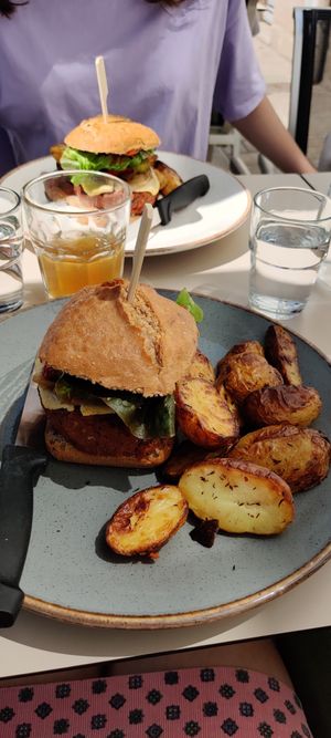 Burger et pdt rissolées excellentes at Totum Cantine Bio in Nantes