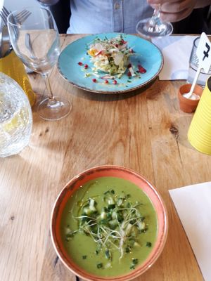 Gaspacho et salade at Totum Cantine Bio in Nantes