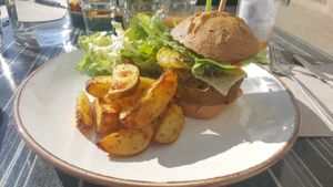 Burger aux graines germées, faumage, steak de soja-quinoa-légumes, pickles et ketchup de courge at Totum Cantine Bio in Nantes