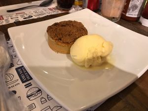 Inhaí - Apfel pie with vanilla ice cream at Castro Burger in Sao Paulo