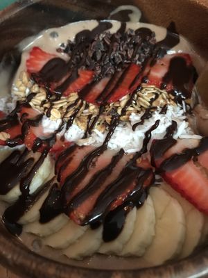 Chocolate bowl, delicioso! Los waffles de matcha no están ricos. at Aloha Raw Bar in Playa Del Carmen