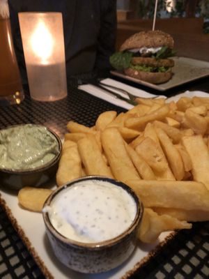 Pommes mit basilikum mayo und aioli at Peter Pane in Flensburg