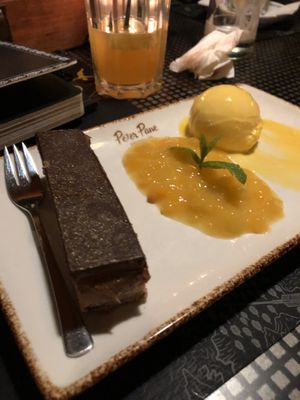 Schokoladenmousse mit Eis und Kompott at Peter Pane in Flensburg