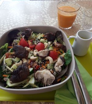 Plato de fideos al estilo Thailandés, y jugo de zanahoria con jengibre at World Food Barn in Paris