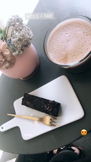 Chocolate cake + womb at Oslo Raw - Adamstuen Torg in Oslo