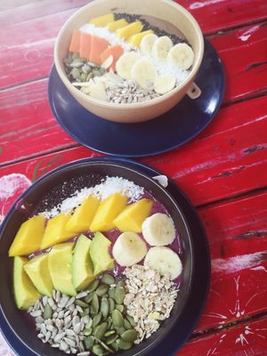 One chocolate and one blueberry 🍫🍓 at Khun Kae's Juice Bar in Chiang Mai