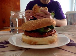 la reina burger at La Reina Banana in Madrid