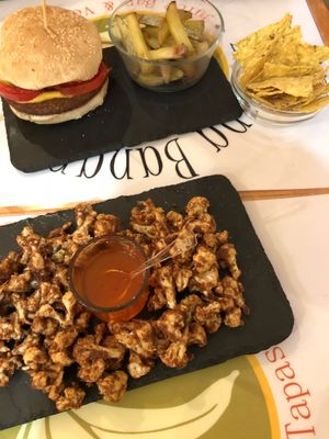Hamburguesa vegana + cauliflower wings at La Reina Banana in Madrid