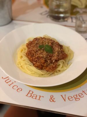 Spaghetti boloñesa con parmesano vegano at La Reina Banana in Madrid