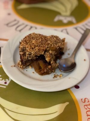 Crumble de manzana y arándanos  at La Reina Banana in Madrid