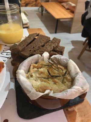 Nuestro plato favorito el camembert de anacardos asado!!!! Riquísimo ❤️❤️❤️ at La Reina Banana in Madrid