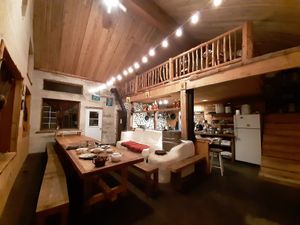 Super cozy. You can sit upstairs and downstairs. We were there on an empty day, but were told it can be more crowded in spring time. at La Cabane a Tuque in Mont-tremblant