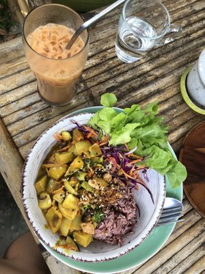 Thai Curry & Iced Tea at Pure Vegan Heaven in Koh Phangan