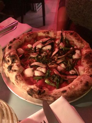 Vegan cheese/mushrooms/broccoli pizza at Bistro Bananas in Stockholm