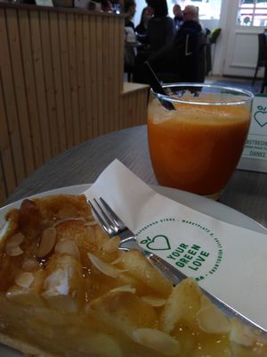 pie and smoothie at Your Green Love in Heidelberg