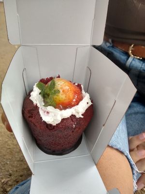 Mufflin de formatge vega i maduixa at Chök in Barcelona