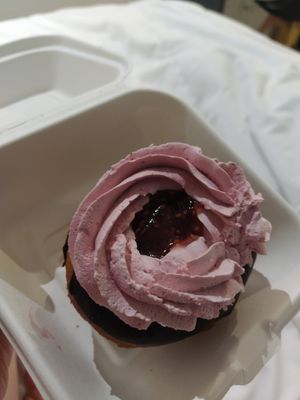 Red jam cronut at Chök in Barcelona