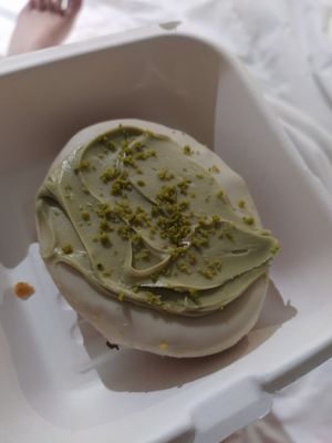 White chocolate and pistachio cronut at Chök in Barcelona