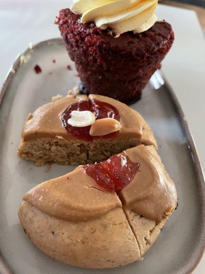 Raspberry Muffin and Peanut Butter cookie 🍪   at Chök in Barcelona