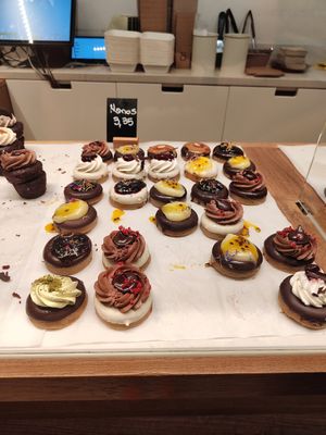 Mostrador de donuts at Chök in Barcelona