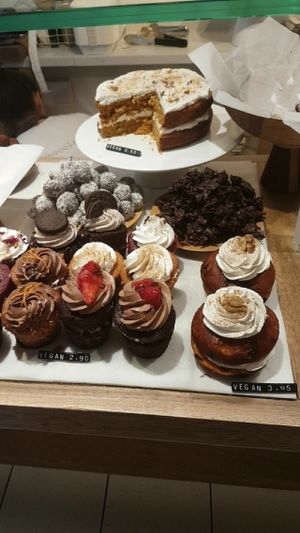 Cupcakes and cake at Chök in Barcelona